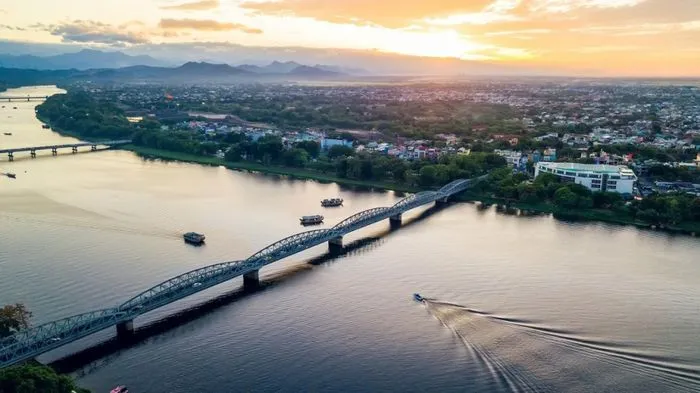 Sông Hương hiền hòa, uốn lượn qua những di tích lịch sử ở Huế