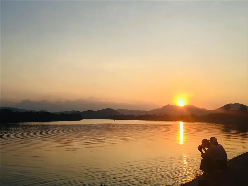 Sunset by Thiên Mụ Pagoda. Photo: Collected