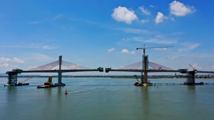Sông Lam nhìn từ trên cao, uốn lượn giữa những cánh đồng lúa