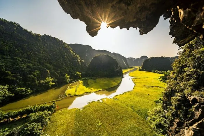 Sông Ngô Đồng hiền hòa giữa cánh đồng lúa ở Ninh Bình