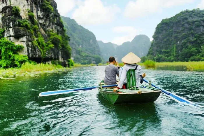 Thuyền nan trên sông Ngô Đồng, mang đến trải nghiệm du lịch bình yên