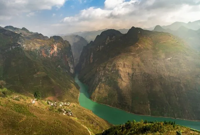 Sông Nho Quế hùng vĩ nhìn từ đèo Mã Pí Lèng