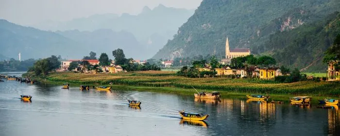 Sông Son uốn lượn giữa những dãy núi đá vôi hùng vĩ ở Quảng Bình