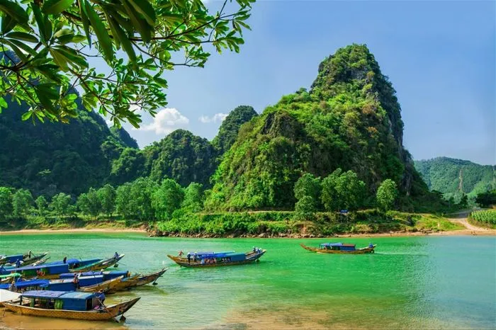 Thuyền bè trên sông Son, phản ánh cuộc sống yên bình của người dân địa phương