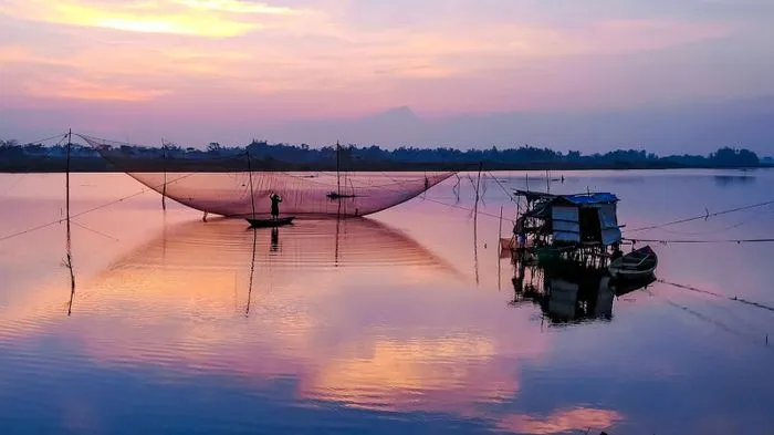 Cảnh sinh hoạt ven sông Thu Bồn, phản ánh đời sống người dân địa phương