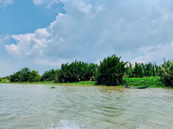 Sông Vàm Cỏ Đông hiền hòa, trù phú