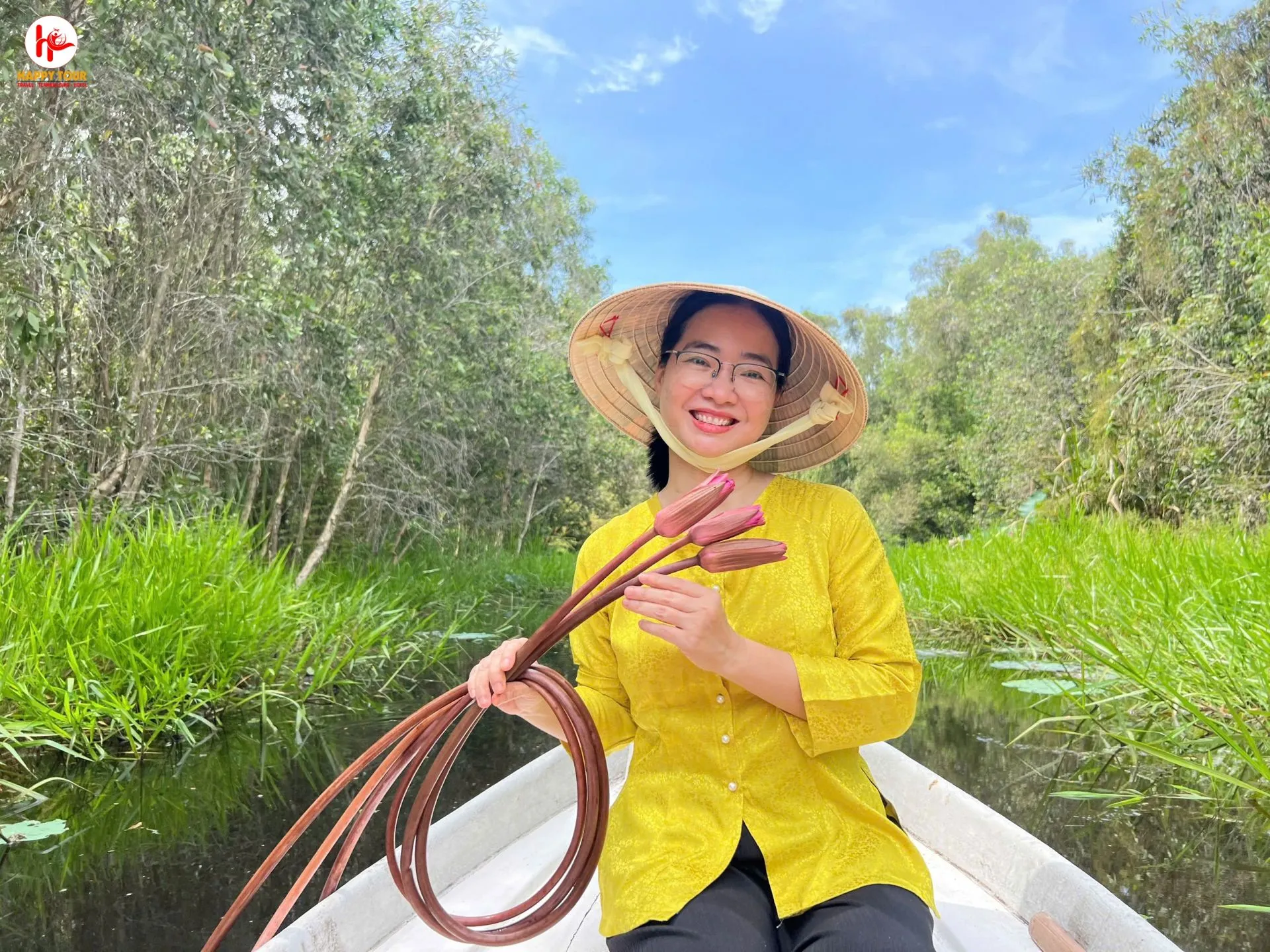 Xuồng đi trong rừng tràm Tân Lập, Long An