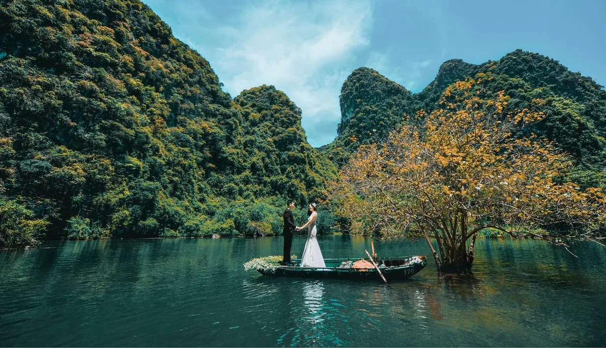Dong Chuong Lake - an attractive destination for couples