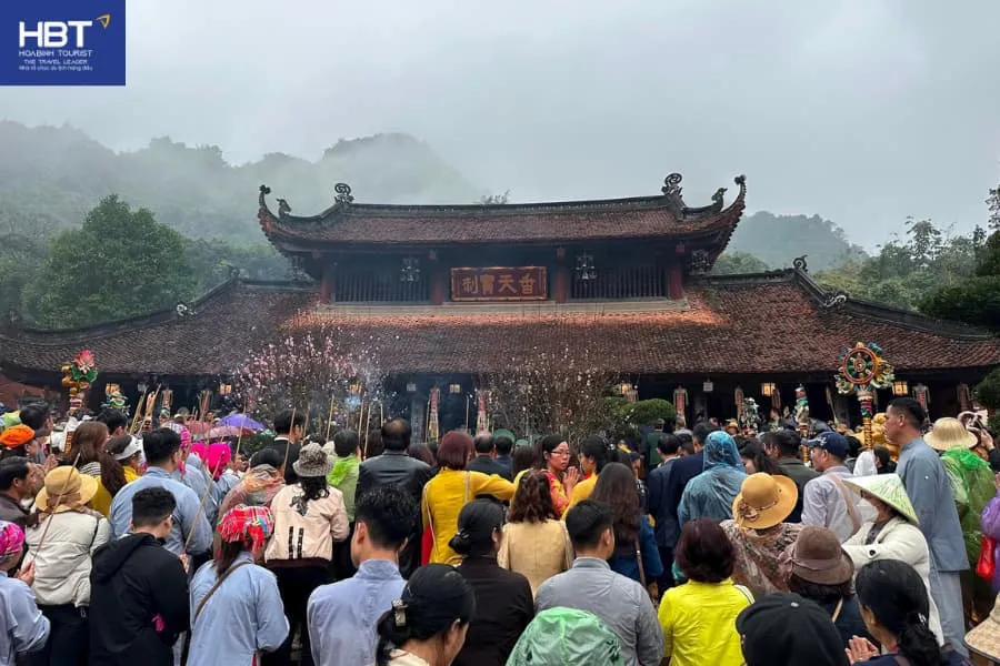 Pilgrims enthusiastically flocking to the Perfume Pagoda Festival