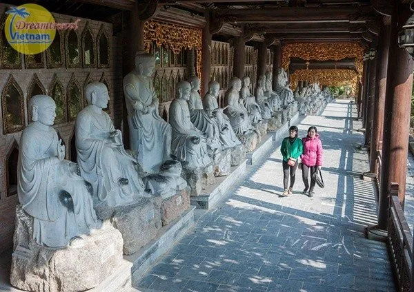 500 pho tượng La Hán tai đây được làm bằng đá xanh nguyên khối, cao hơn 2m, nặng khoảng 4 tấn