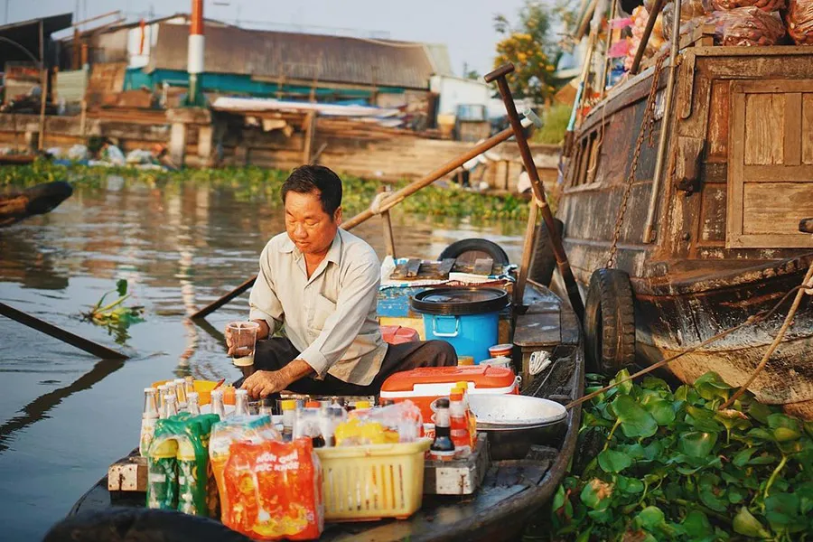 Having breakfast on a boat is a thú vị experience at Nga Nam Floating Market in Soc Trang