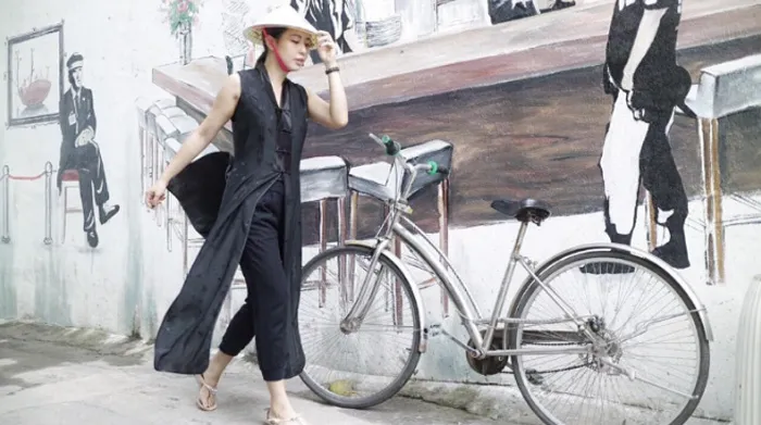 Impressive graffiti wall background in Alley 41 Pham Ngoc Thach, ideal for stylish lookbook photoshoots.