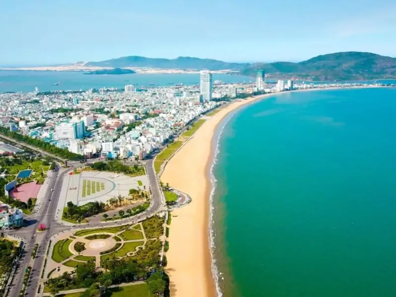 Bai Bau Quy Nhon appears like a vibrant painting, a favorite destination for many tourists when visiting Binh Dinh