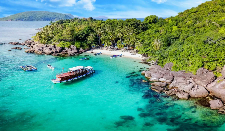 Bãi biển cát trắng và hàng dừa xanh tại đảo Nam Du