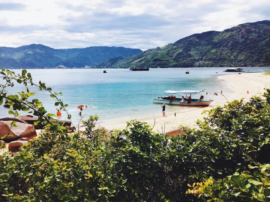 Bãi biển cát trắng và làn nước trong xanh tại Hòn Nưa