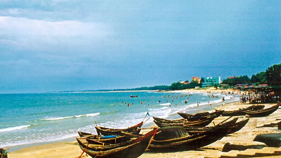 Bãi biển Hải Thịnh với bờ cát vàng và nhà thờ đổ cổ kính phía xa