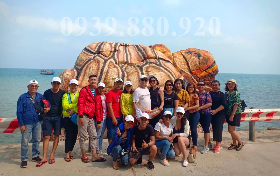 Bãi biển Hòn Sơn với làn nước trong xanh và bờ cát trắng mịn