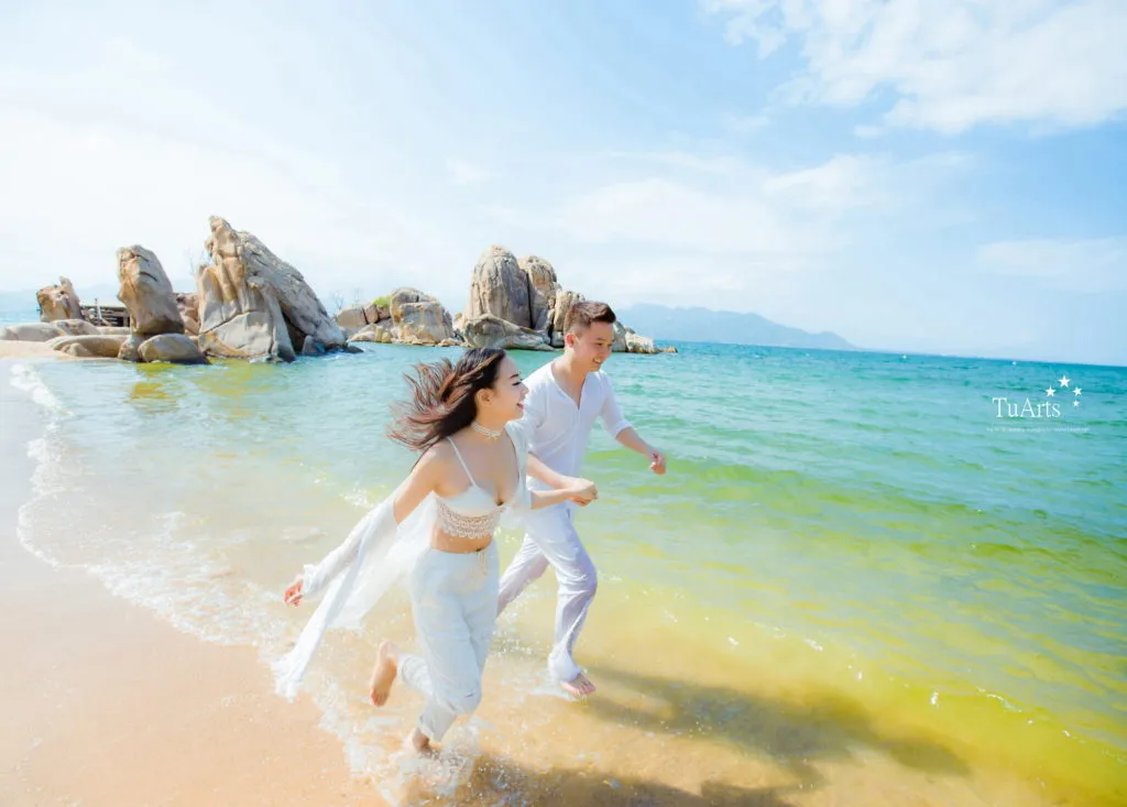 Bãi biển Mỹ Khê Đà Nẵng với bờ cát trắng mịn và làn nước biển trong xanh
