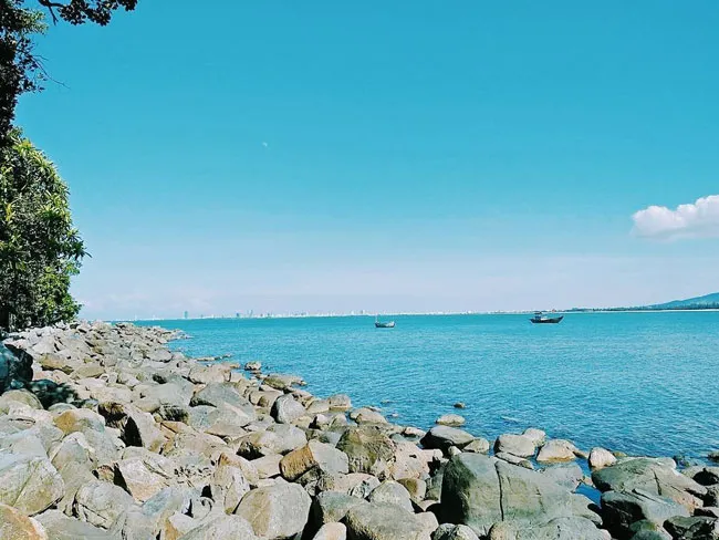 Bãi biển Nam Ô Đà Nẵng với bãi cát mịn và bãi đá độc đáo