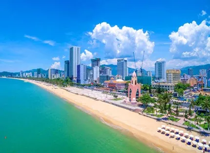 Bãi biển Nha Trang xanh biếc mùa hè, thời điểm lý tưởng cho du lịch biển