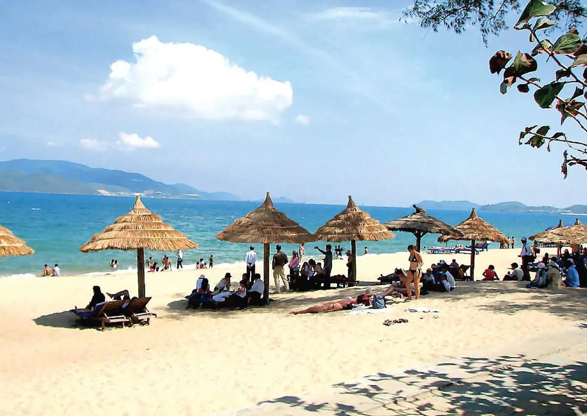 Bãi biển Nhật Lệ với cát trắng và làn nước trong xanh