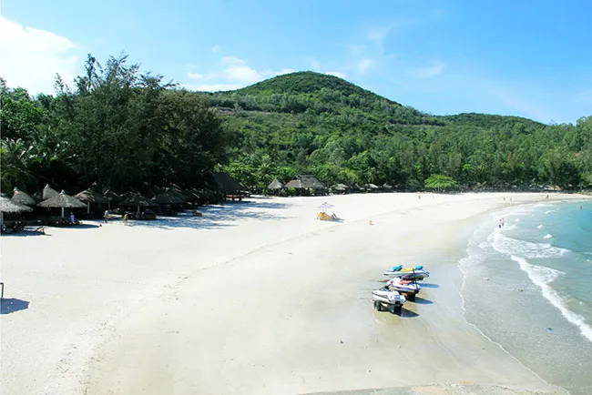 Bãi biển Nhũ Tiên Nha Trang mang vẻ đẹp nên thơ và yên bình