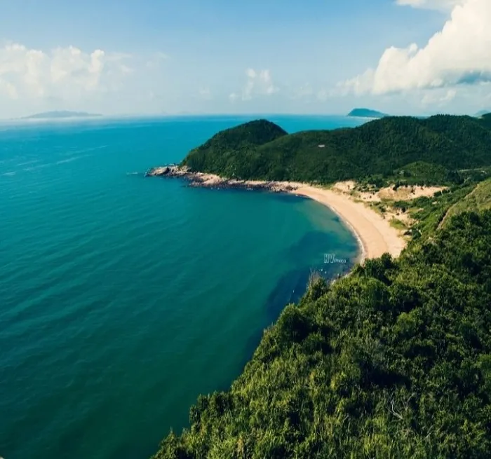 Smooth white sand stretching along Vinh Thuc Island