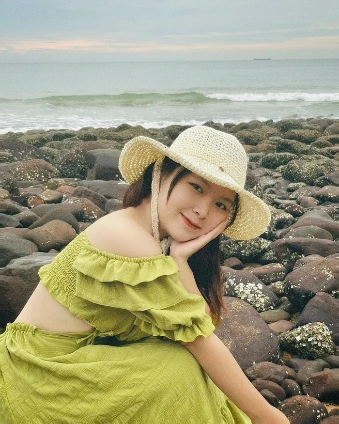Bãi đá Bãi Đông Nghi Sơn với những tảng đá lớn nhỏ xếp chồng lên nhau, tạo nên khung cảnh hùng vĩ và độc đáo