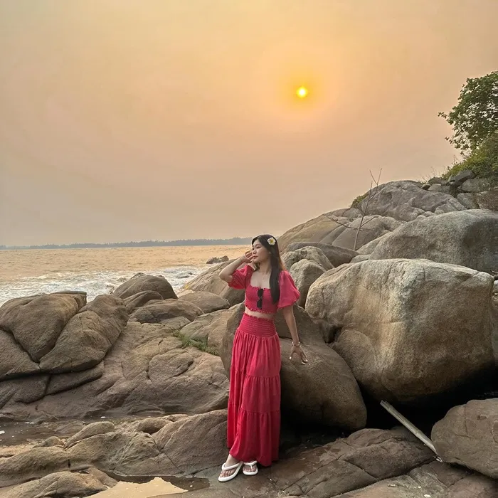 Sam Son rocky beach is a favorite destination for many tourists, especially in the late afternoon