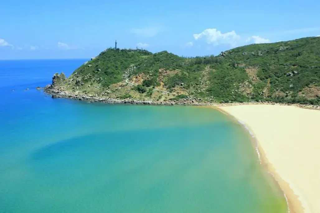 Bãi Môn Phú Yên với ngọn hải đăng Đại Lãnh phía trên