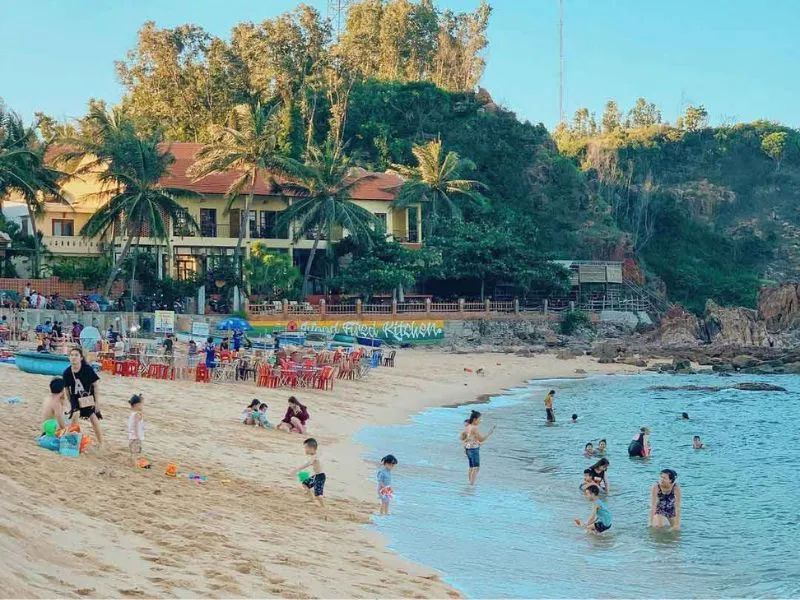 Bai Xep possesses smooth white sand, clear blue seawater, and unspoiled, alluring natural scenery for tourists