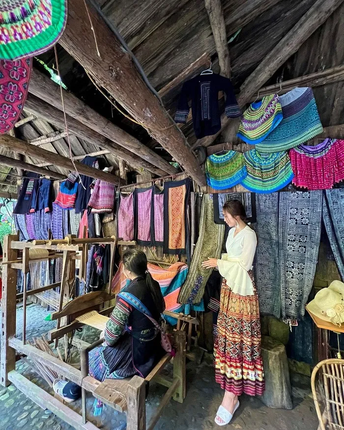 Bản Cát Cát là làng nghề thổ cẩm Tây Bắc thu hút đông đảo du khách