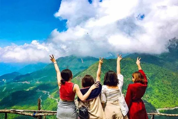 Friends enjoying their trip to Ham Rong Mountain in Sapa