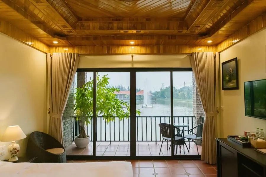Ban công phòng Premier Double tại Memorina Ninh Bình Farmstay nơi du khách có thể ngắm cảnh sông nước hữu tình