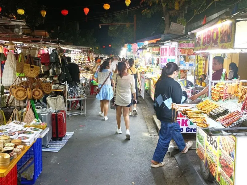Visitors enjoy food and shop for souvenirs at Cong Nu Ngoc Hoa night market in Hoi An.