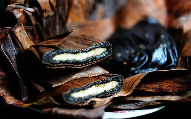 Nam Dinh Banh Gai Ba Thi, a famous specialty sticky rice cake known for its traditional flavor and delicious quality.