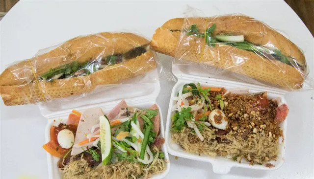 Crispy and delicious banh mi eaten with hot, fragrant sticky rice is wonderful