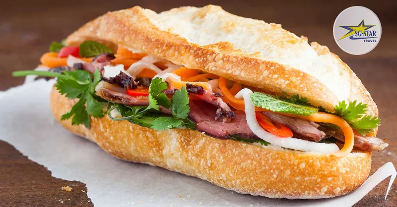 Bánh mì kẹp thịt, món ăn nhanh được yêu thích nhất tại Việt Nam, mang hương vị đặc trưng không thể lẫn vào đâu
