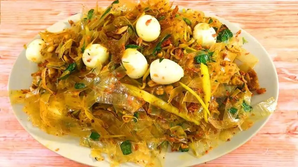 Nha Trang-style bánh tráng trộn, a vibrant mix of toppings
