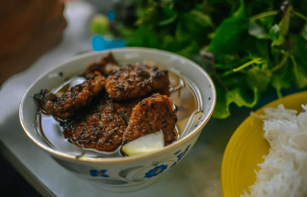Bát bún chả đầy đặn với chả miếng, chả băm và rau sống tươi ngon tại Bún chả Tuyết 34
