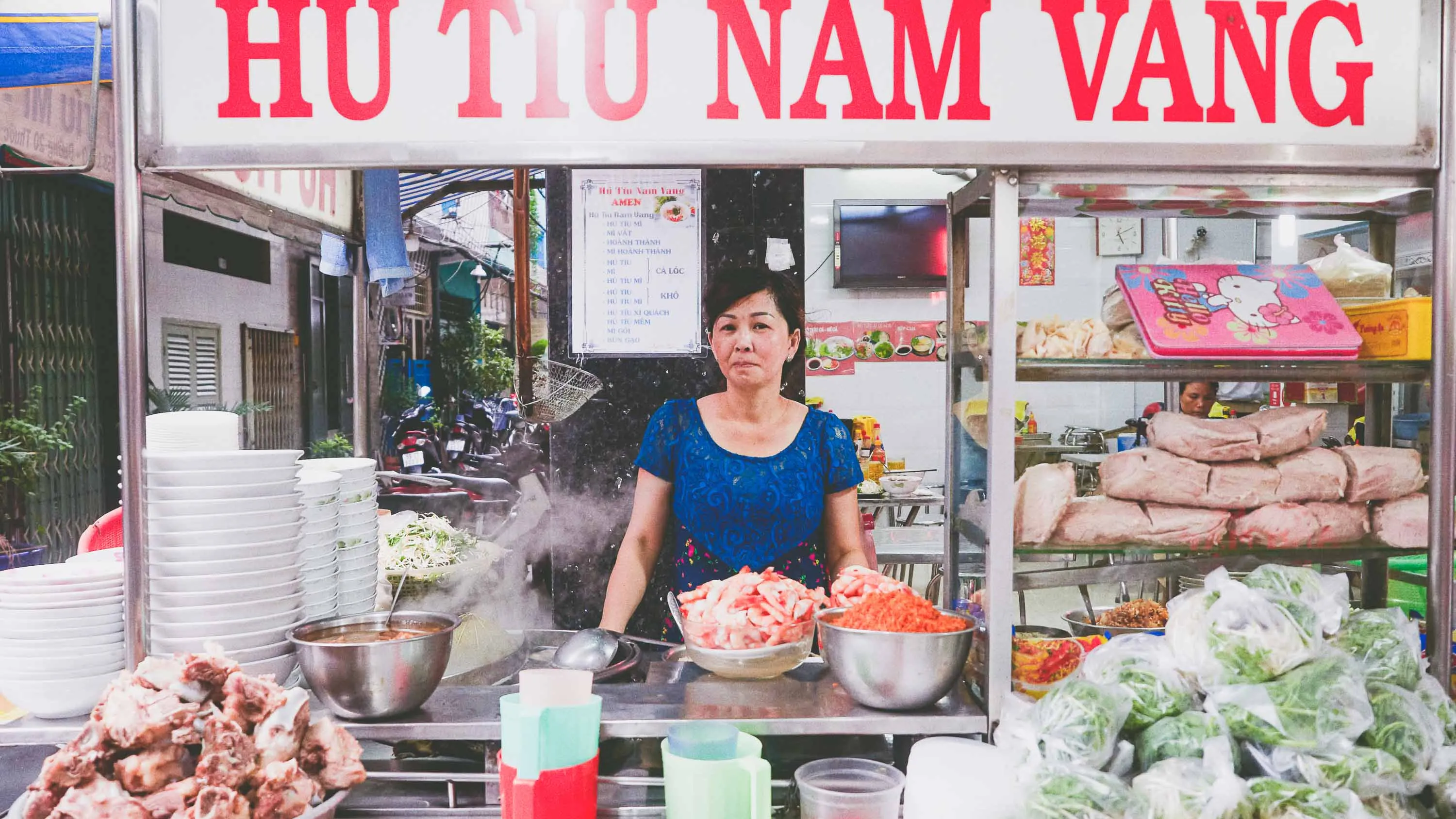 Bất chấp nền ẩm thực cao cấp đang phát triển mạnh mẽ, ẩm thực đường phố vẫn thống trị thành phố lớn nhất Việt Nam