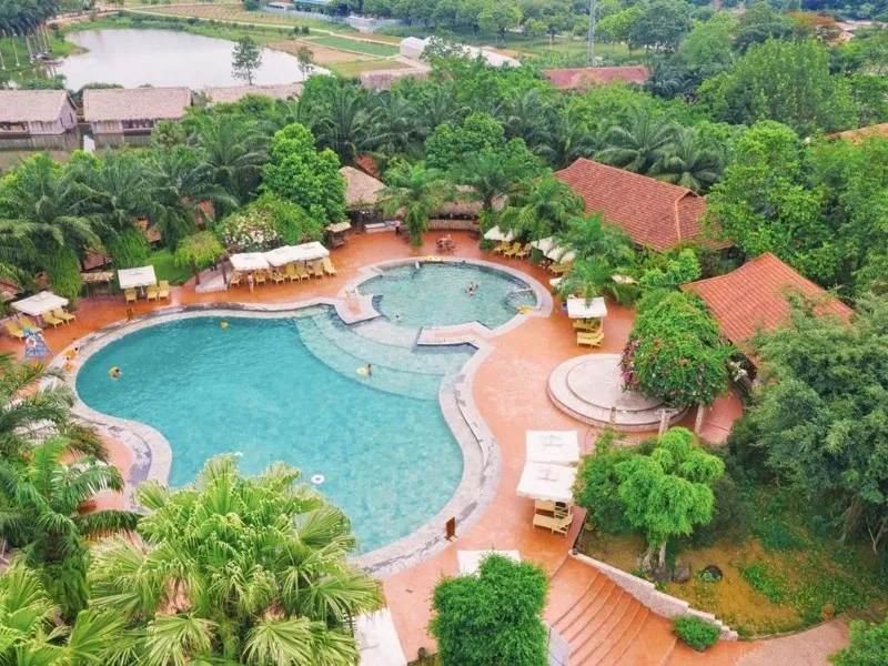 Outdoor swimming pool at Thao Vien Resort