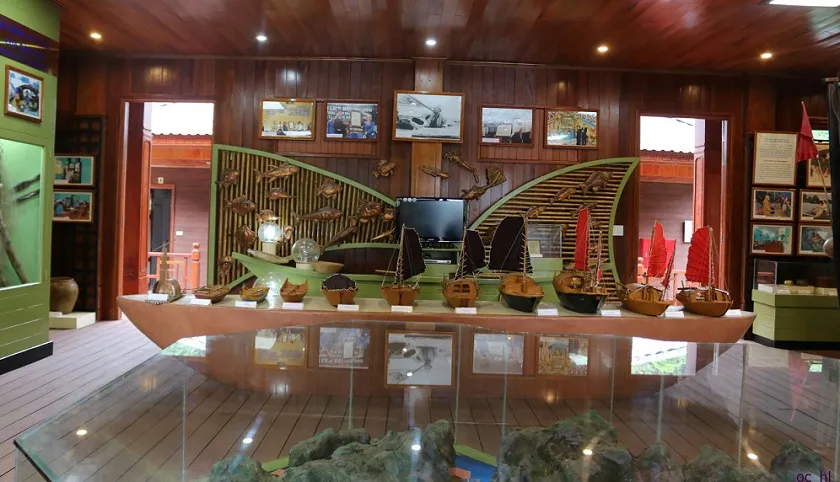 Bên trong Trung tâm văn hóa nổi Cửa Vạn, nơi trưng bày các hiện vật và hình ảnh tái hiện đời sống văn hóa của làng chài