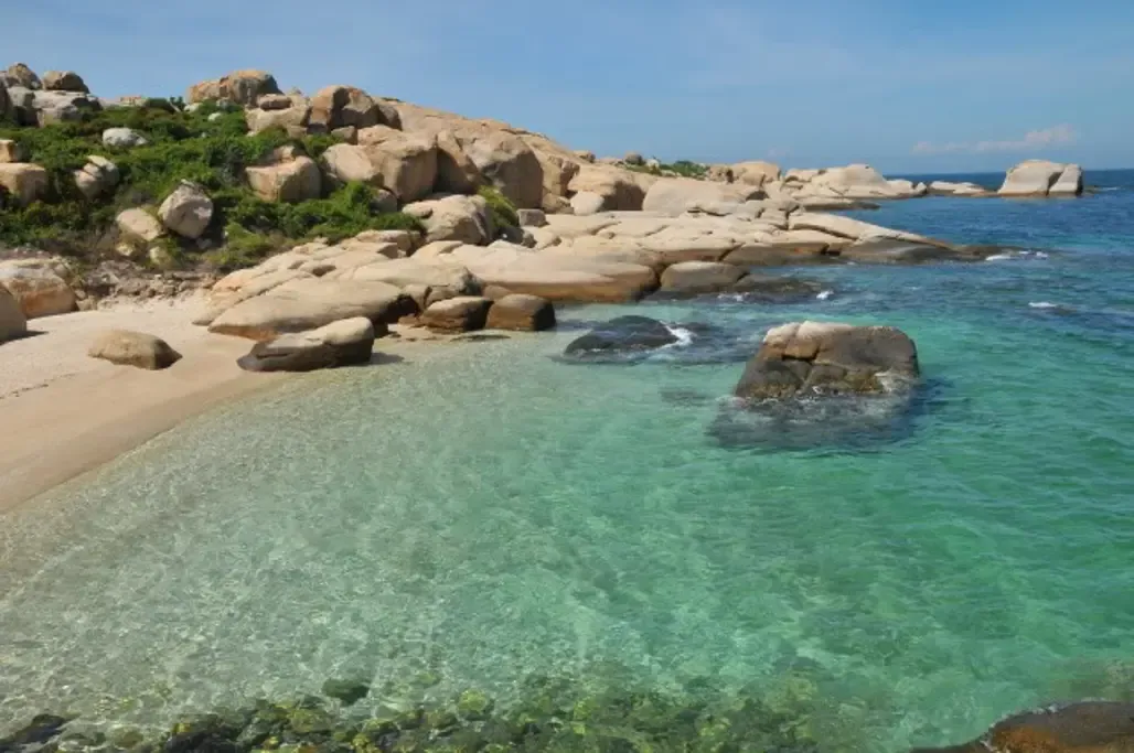 Lang Van Beach in Da Nang, preserving the pristine beauty of a coastal fishing village