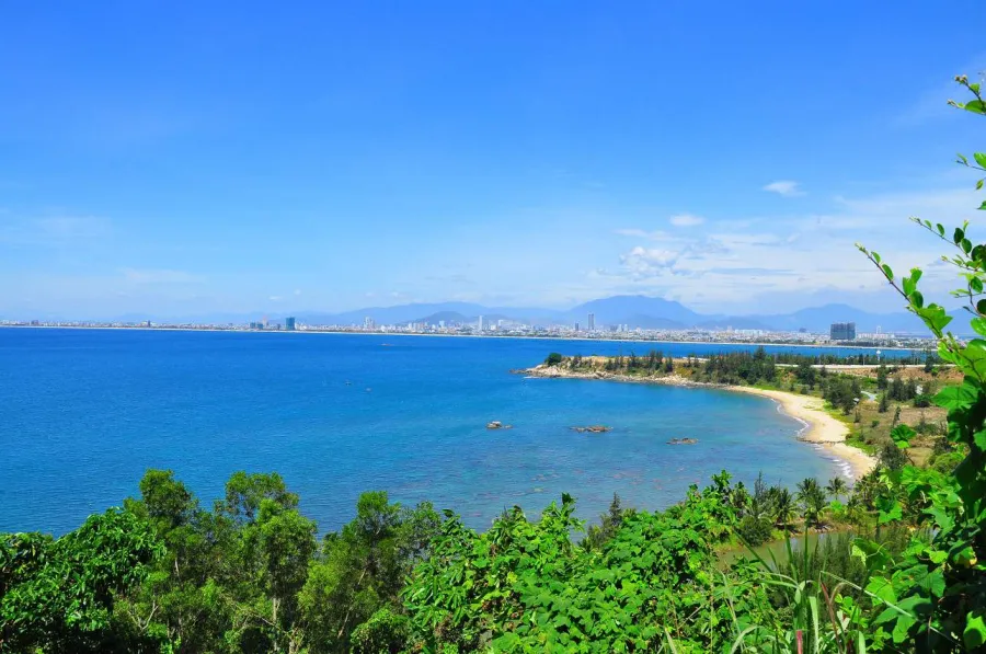 Biển Làng Vân trong xanh và yên tĩnh, nhìn từ trên cao