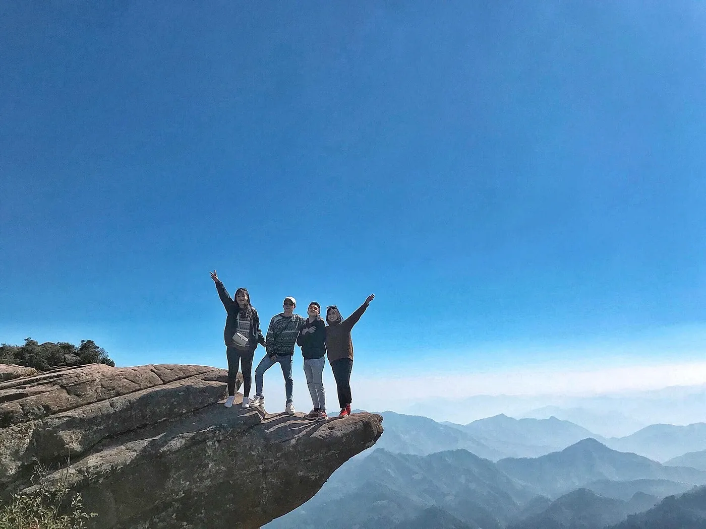 White sea of clouds covering Pha Luong mountains and forests, a magnificent scene