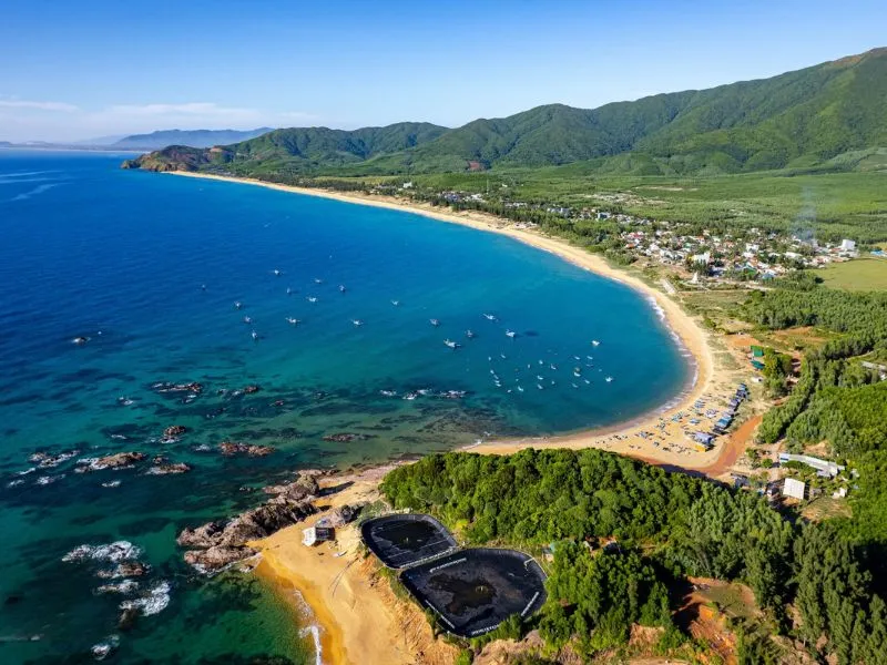 Blue sea, white sand, golden sunshine are the first impressions when you set foot in Lo Dieu, a newly nổi beach with tourism potential in Binh Dinh