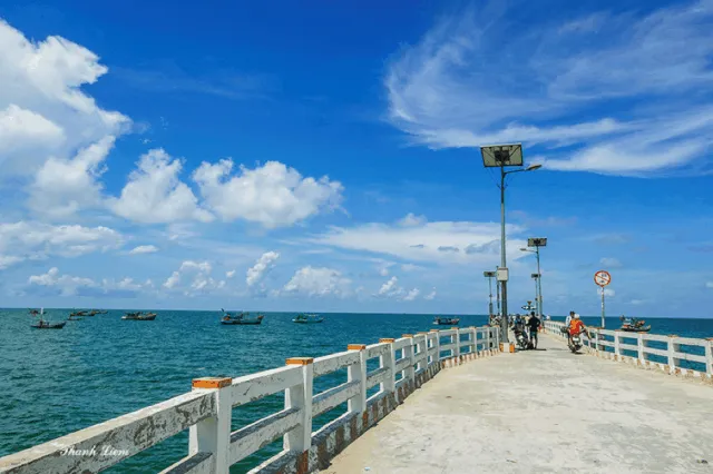 The blue sea of Hon Son beckons tourists to explore