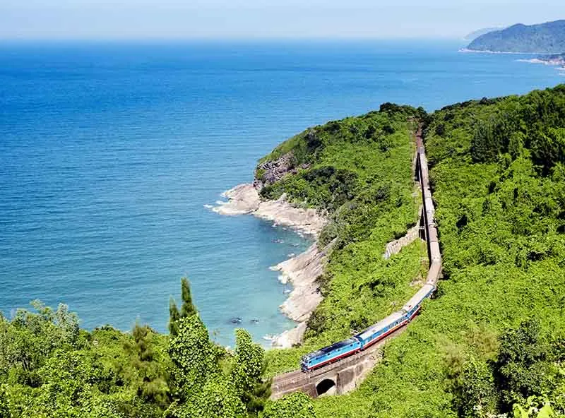 Bình minh trên biển Nha Trang, một trong những cảnh đẹp khó quên khi du lịch bằng tàu hỏa đến thành phố biển này.