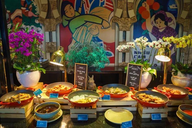 Diverse and attractive buffet at a restaurant on Ba Den Mountain peak, a culinary experience not to be missed
